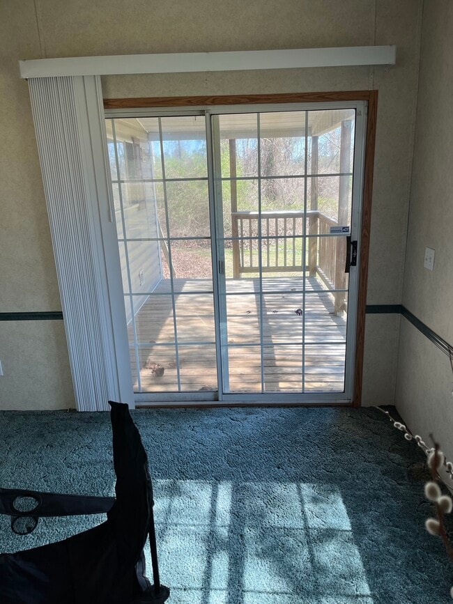 Puertas desde la sala de estar a la terraza trasera - 2301 Wildcat Creek Rd