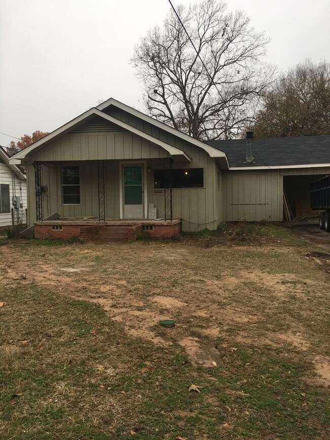Building Photo - 3/1/1 Kilgore Fenced yard and Pet Friendly