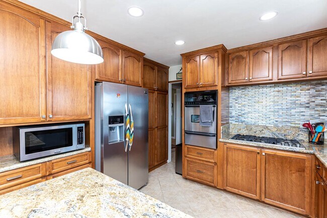 Building Photo - **VIEWS VIEWS VIEWS!** **ELEVATOR**CLOSE T...