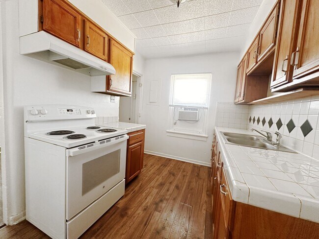 Building Photo - 410 Green Acres