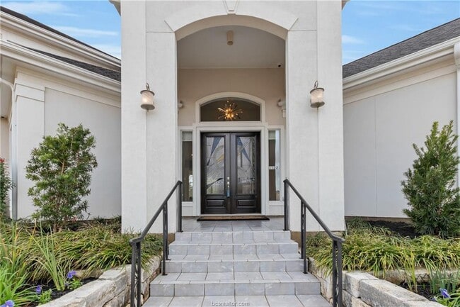 Building Photo - 1122 Royal Adelade Dr