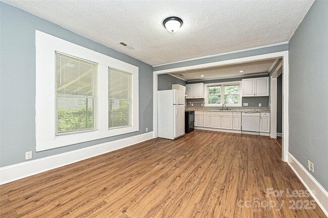 Foto del edificio - 419 Lakewood Ave