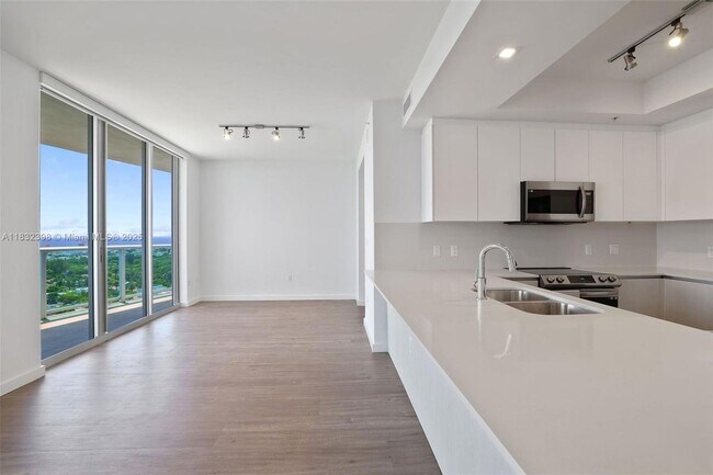 Foto del edificio - Flamingo Point 1500 Bay Road, Unit AC-2207