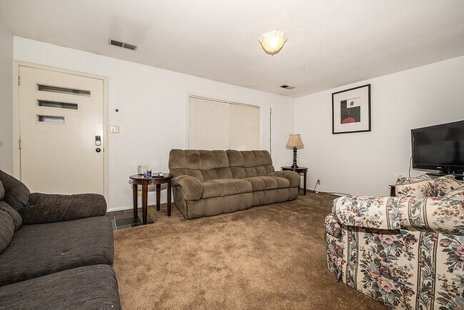 Building Photo - Fully Furnished Huge 2 bedroom