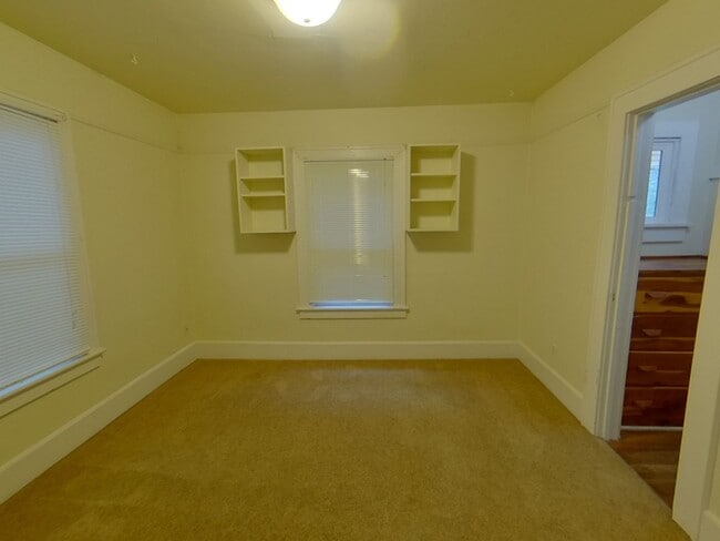 Building Photo - Classic Eugene Home; 5 Bed/2Bath Close to Campus!