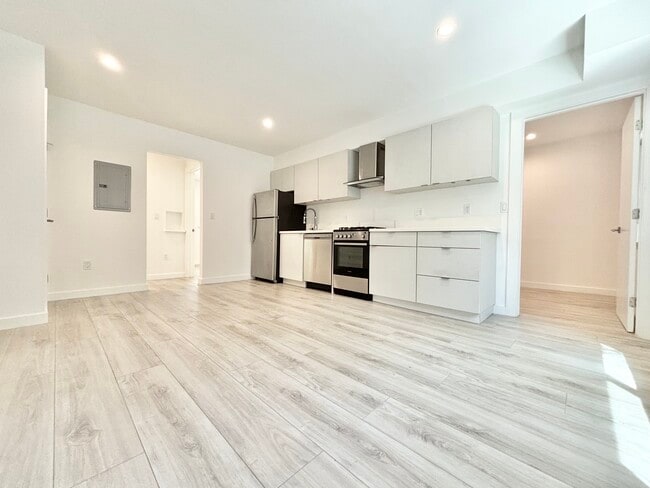 Building Photo - 564 N Kenmore Ave