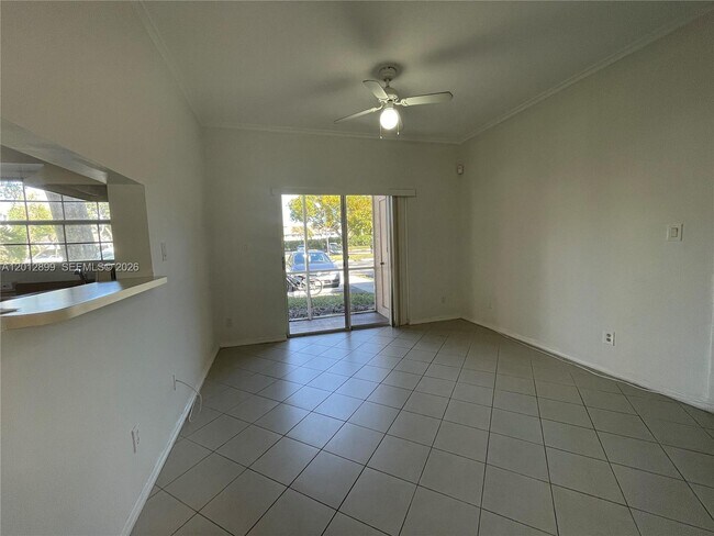 Foto del edificio - 640 Cypress Club Way