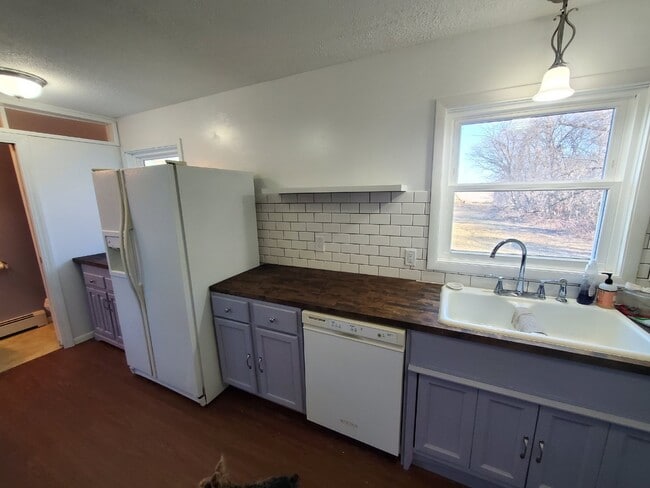 Building Photo - 3 BED with 1.5 BATHROOM SINGLE FAMILY HOME...