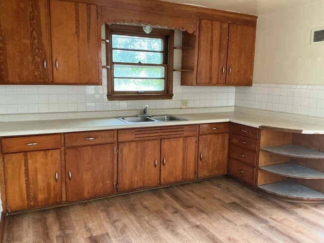 Foto del edificio - 2 bedroom single family home with off stre...