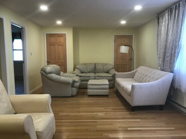 Living Room - 8 Gloucester St