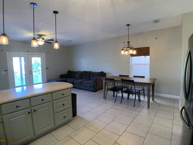 Building Photo - 6230 Sunset Dr
