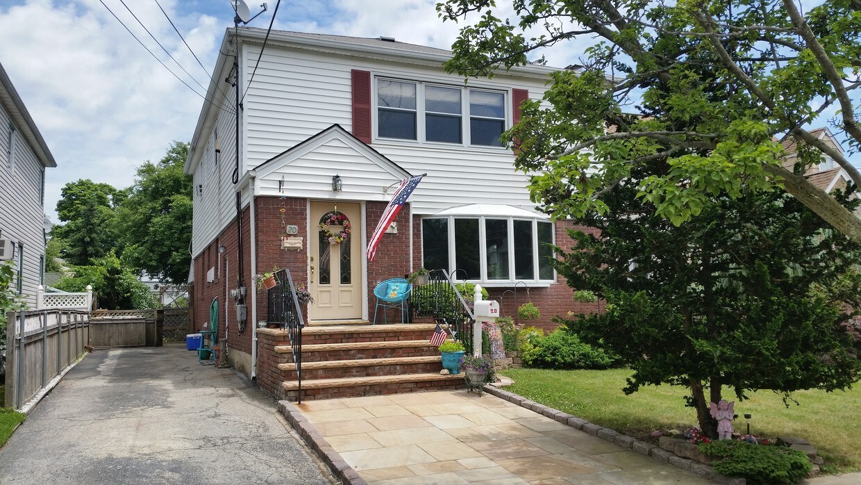 20 Edmund St Unit 2, Lynbrook, NY 11563 Apartments in Lynbrook, NY