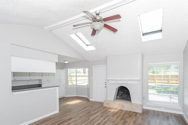 Foto del edificio - 8006 Parkglen Dr