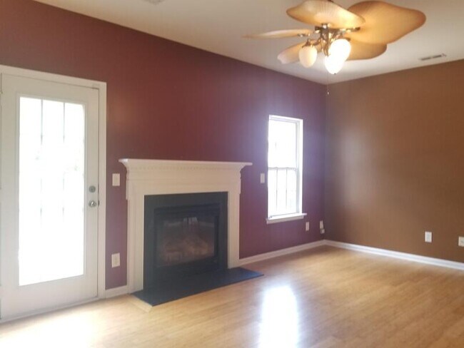 Foto del edificio - 9910 Treeside Ln