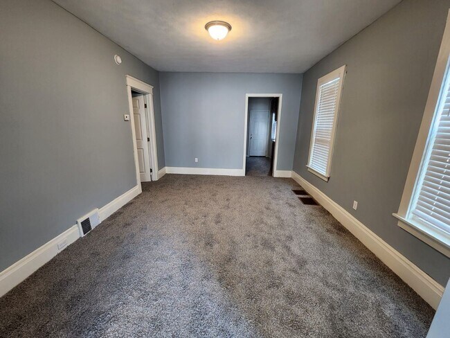 Building Photo - 2 br, 1 bath House - 754 E 8th St