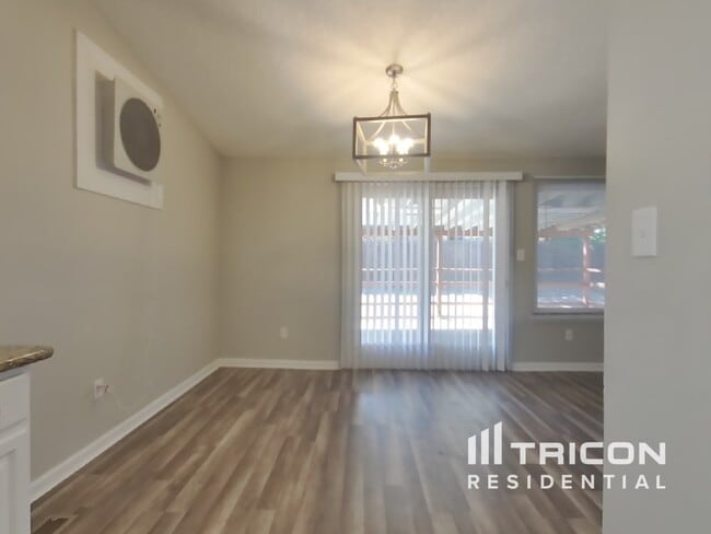 Building Photo - 827 Glen Martin Dr