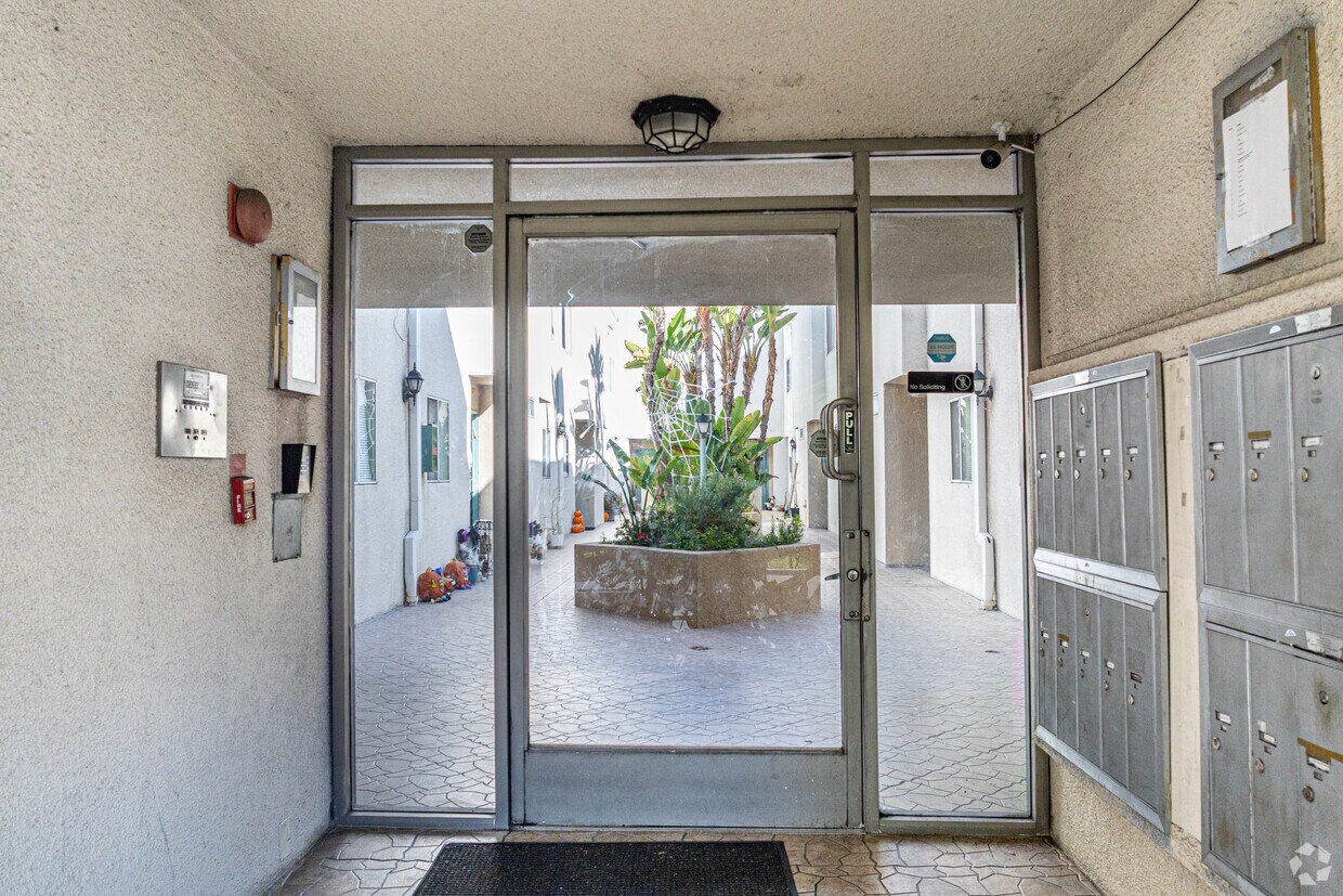 Entrance - 14637 Magnolia Blvd