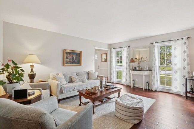 Building Photo - ocated in a sought-after community with to...