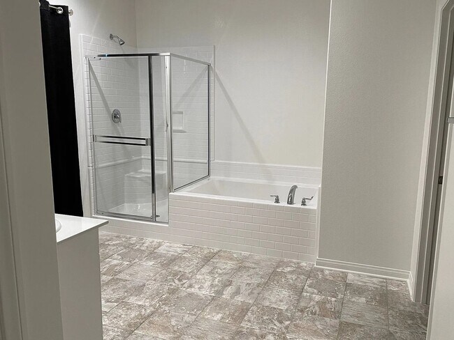 Foto del edificio - Elegant 7-Bedroom Retreat with Modern Upgr...