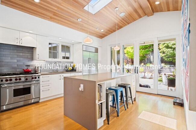 Foto del edificio - Short Term, Unfurnished Rental! Gorgeous M...