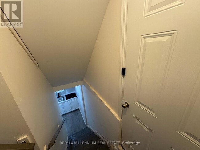 Building Photo - LOWER - 161 ROMANELI CRESCENT