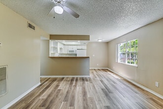 Building Photo - Green Oaks Apartments