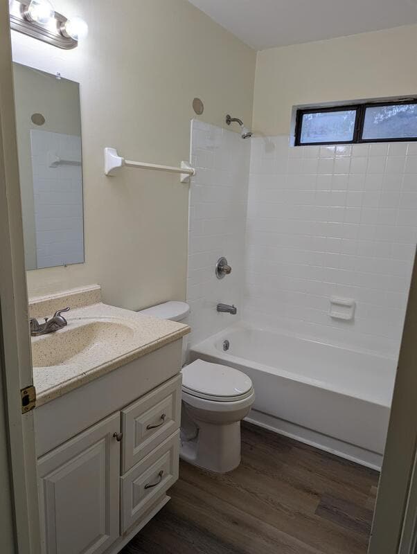 Building Photo - 2650 North Point Ct - B