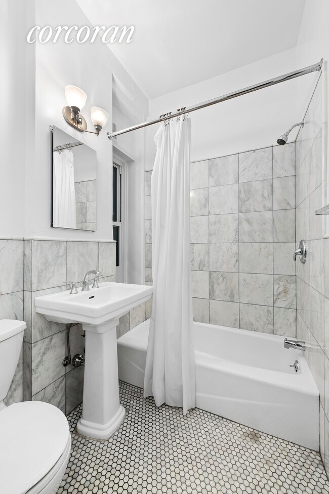 Foto del edificio - 243 E 71st St