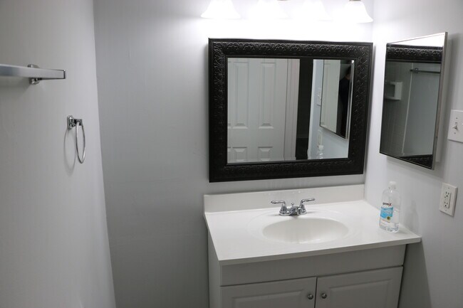 Foto del edificio - 5933 Quantrell Ave