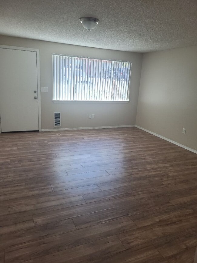 Building Photo - Charming Two Bedroom Lower Level Flat Close to Downtown Vancouver