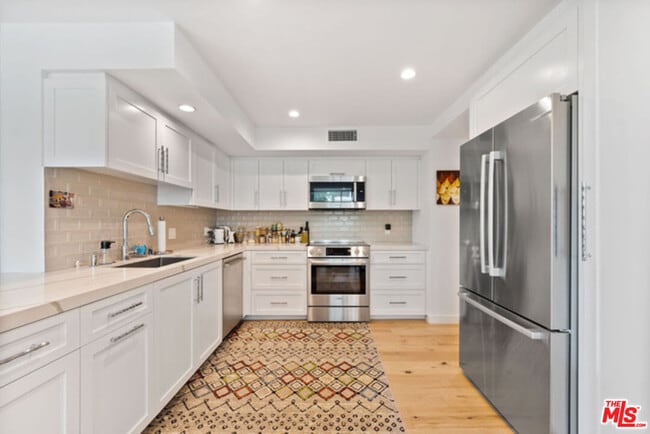 Foto del edificio - 818 N Doheny Dr