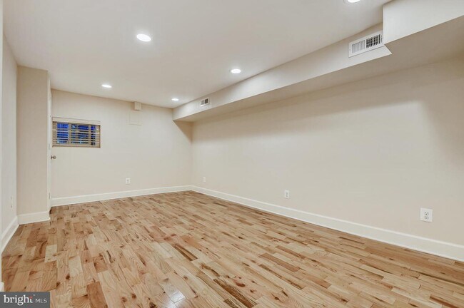 Building Photo - 926-UNIT Newington Ave