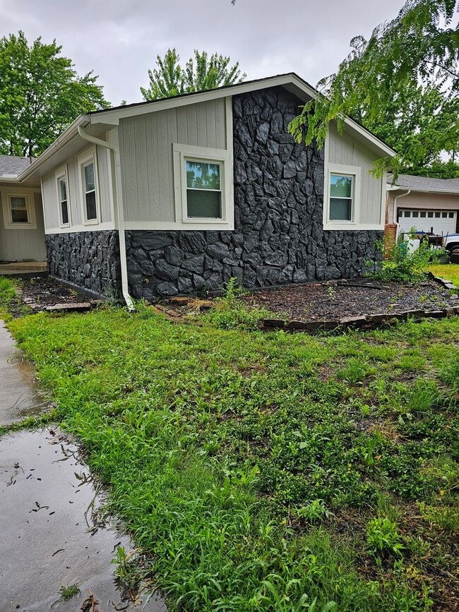 Building Photo - 3 Bedroom 2 Bath  Home in Bel Aire - Finis...