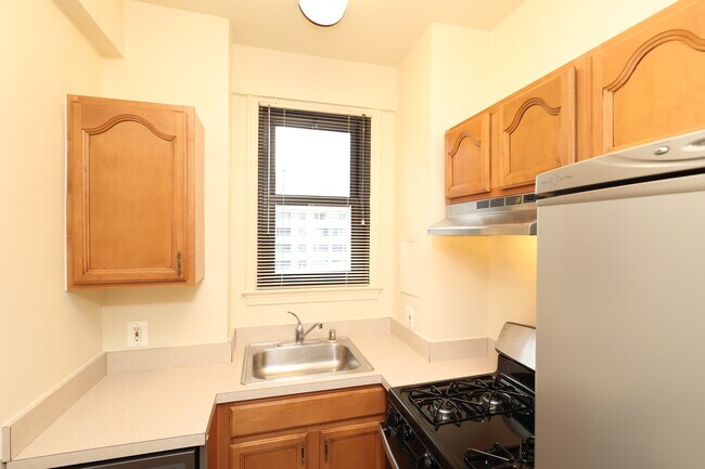 Cocina con ventana - 1010 25th St NW