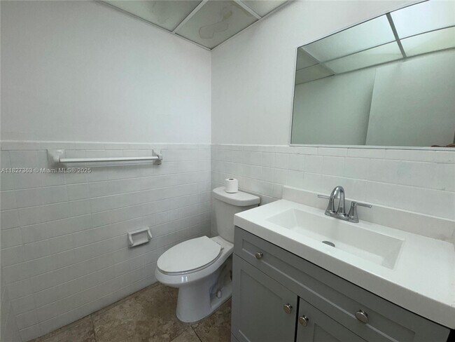 Foto del edificio - 6970 NW 186th St