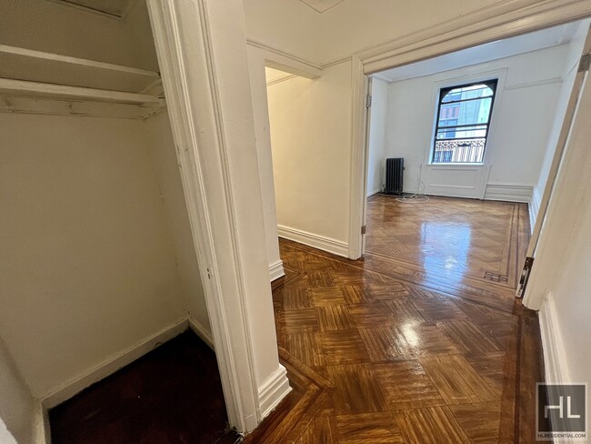 Building Photo - 3BR Flex 4BR 1300sft. Pre-War Next To Brow...