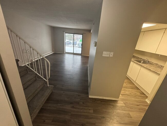 Building Photo - 457 Albert St