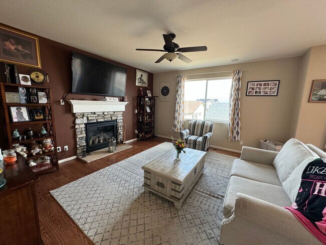 Foto del edificio - Lovely 3 Bedroom with unfinished walk out ...