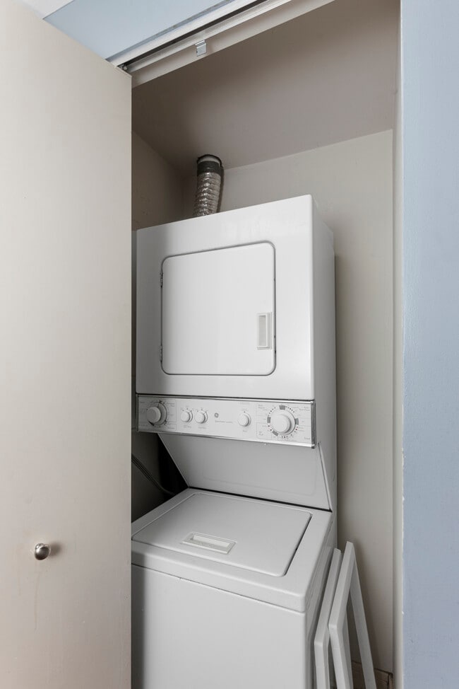 Photo - 2300 N Commonwealth Ave Apartment