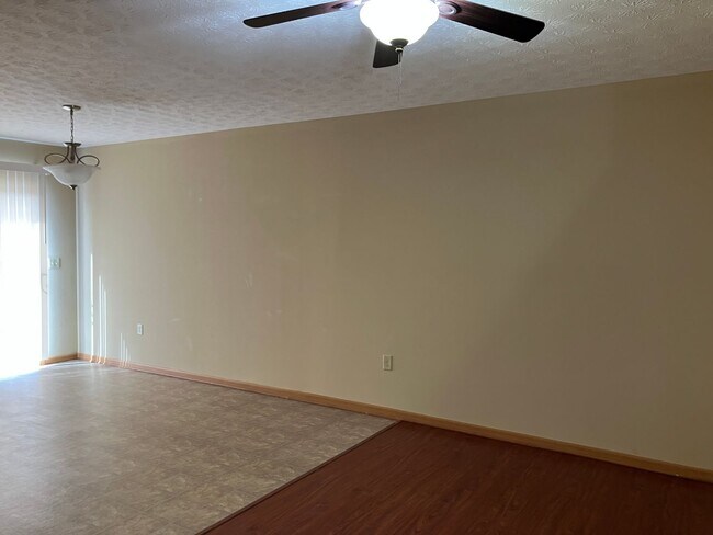 Foto del edificio - Spacious Two-Story Townhome with Attached Garage!