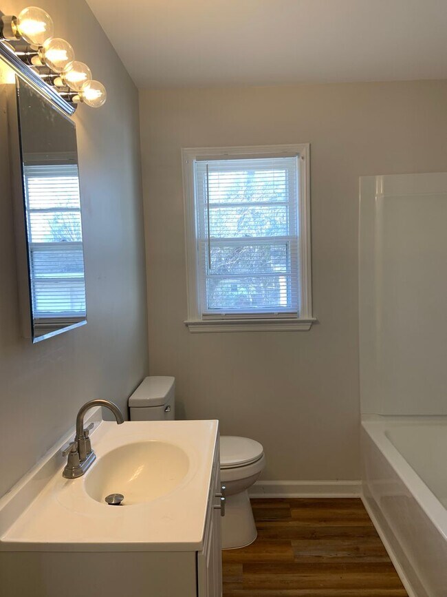 Building Photo - 2 Bedroom, 1 Bath Home