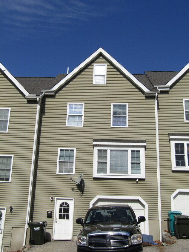Primary Photo - 111 Border St