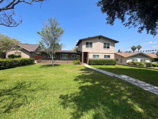 Building Photo - Two-Story 5-Bedroom House Available in Red...