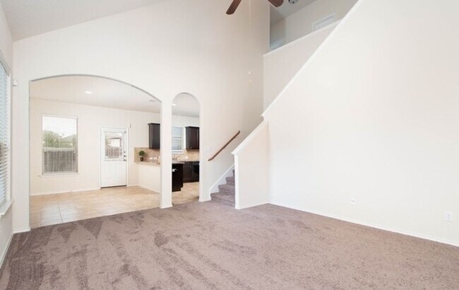 Building Photo - Spacious 4 Bedroom!