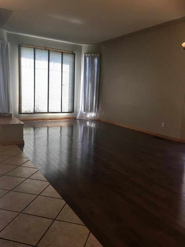 Photo du bâtiment - 4 Bed 3.5 Bath Unit in Olds, AB