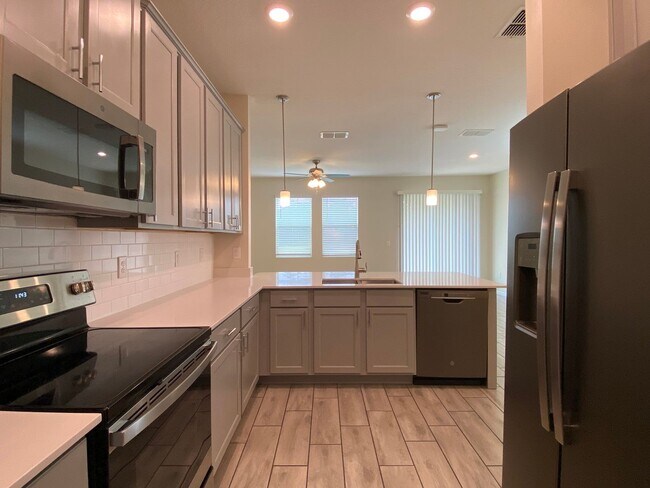 Foto del edificio - 3BD/2.5BA Townhome in Econ Trails Near Valencia East!