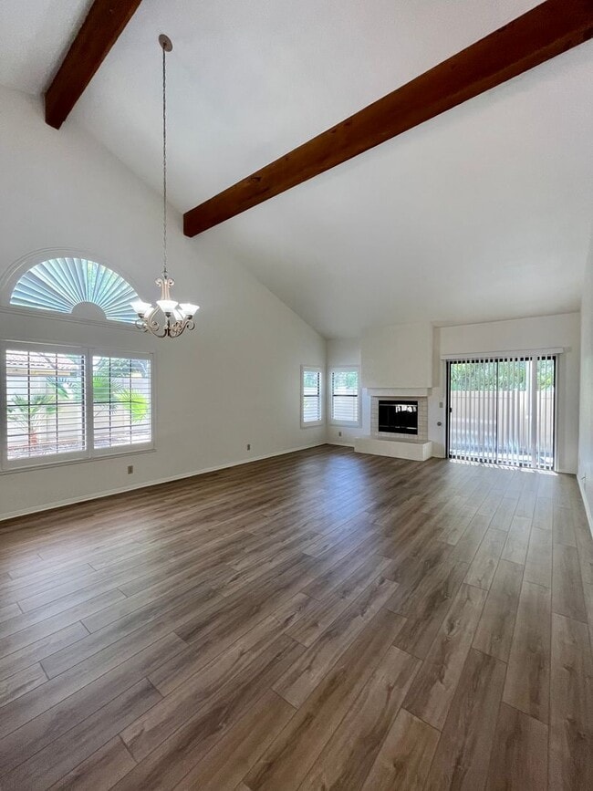 Building Photo - Bright, Beautiful & Upgraded – Townhome Re...