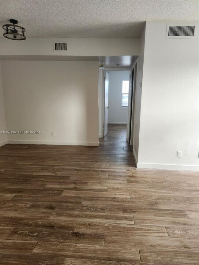 Foto del edificio - 10037 Winding Lake Rd