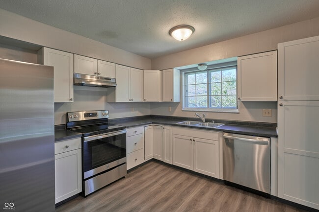 Building Photo - 922 Hoover Village Dr