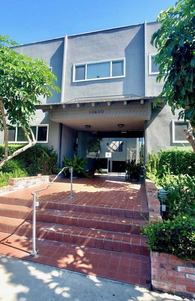 Foto del edificio - 10600 Eastborne Ave